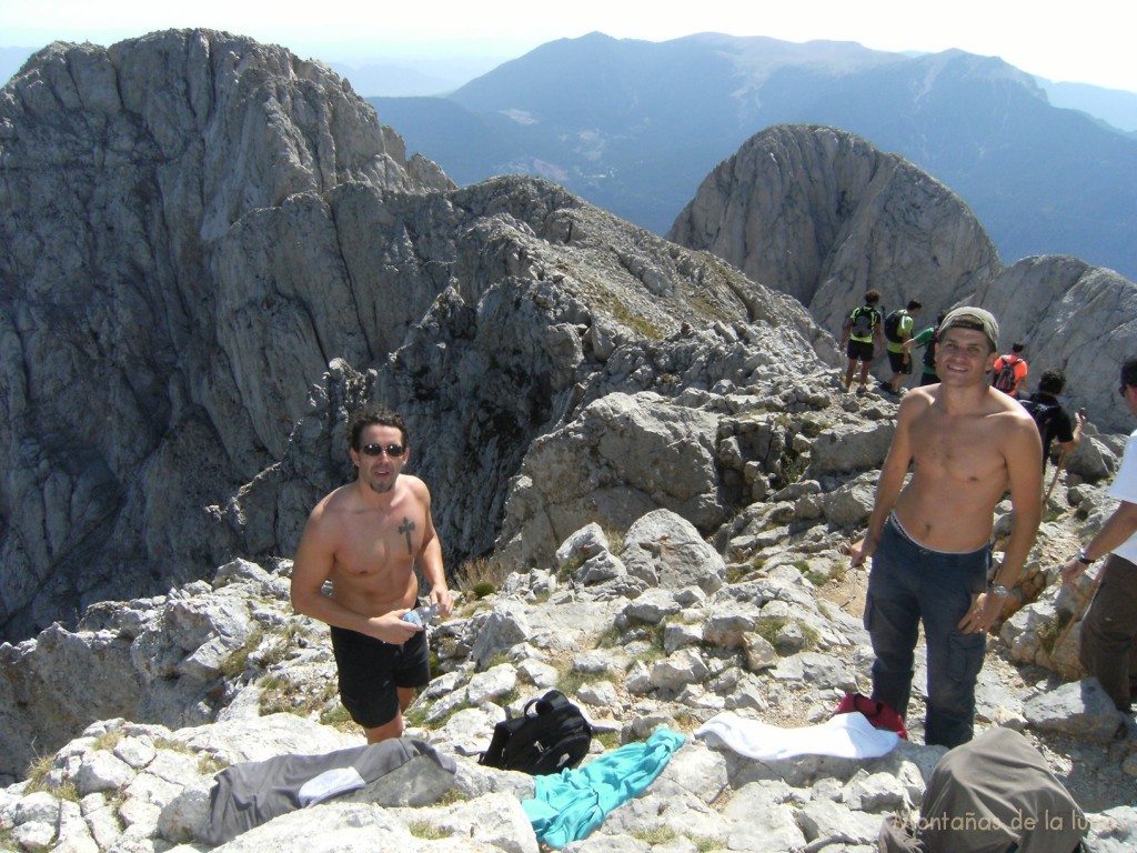 Victor y Álex en la cima del Pollegó Superior del Pedraforca. Detrás a la izquierda el Cim del Candeler y a la derecha el Pollegó Inferior